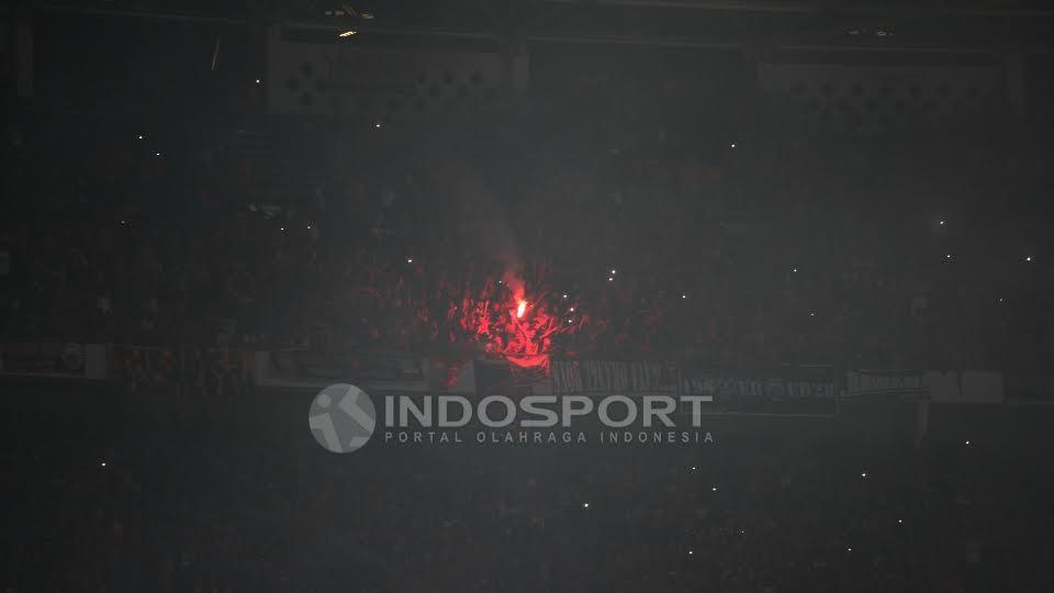 Meski telah dilarang, masih ada oknum suporter yang menyalakan kembang api.
